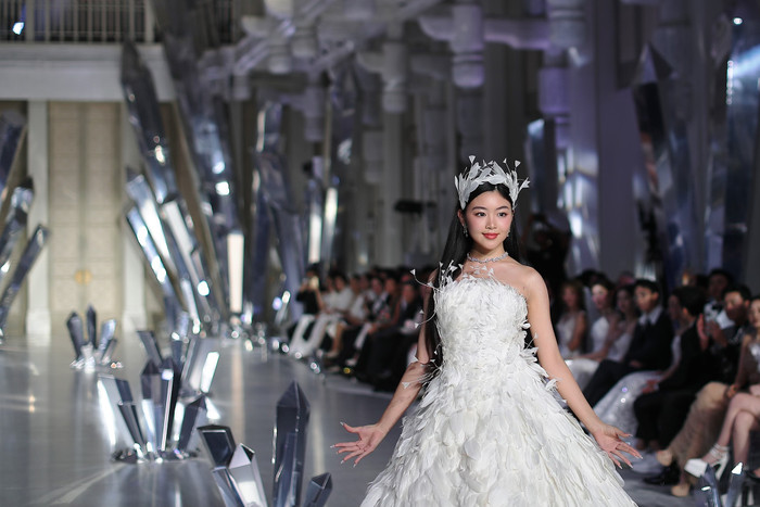 Lọ Lem nhà Quyền Linh khoe nhan sắc xinh đẹp trên sàn runway. Ảnh: Facebook Le Minh Hoang