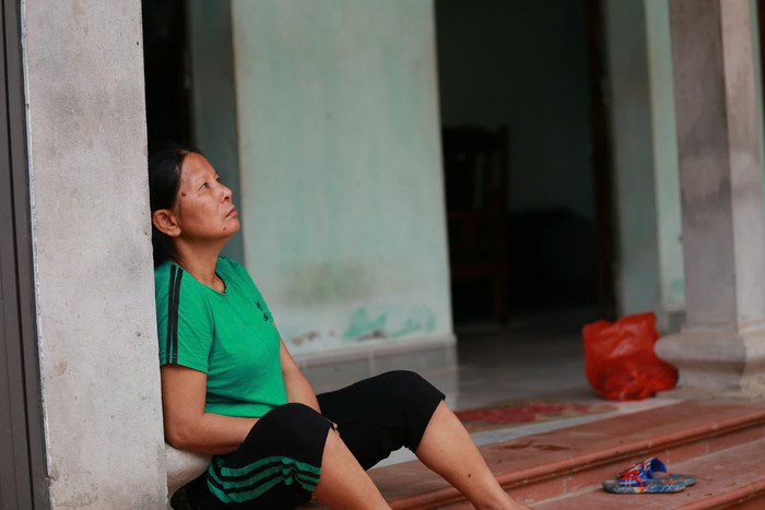 Bà Mai Thị Hằng - người phụ nữ từng được biết đến là trụ cột gia đình, nay chỉ ngồi thẩn thờ một góc sau vụ tai nạn 3 năm trước