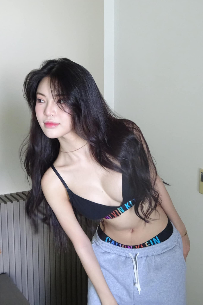 Theo Tường San chia sẻ, có giai đoạn vòng eo của cô đạt số đo chỉ ở mức 54 - 55cm (nhỏ hơn cả số đo 56cm của Ngọc Trinh). Vì vậy trong các tấm ảnh, Á hậu quốc tế cũng thường xuyên tạo dáng để flex nhẹ chiếc vòng 2 vạn người mê.