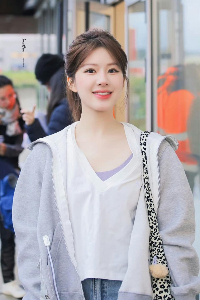 Triệu Lộ Tư ưu tiên set đồ đơn giản khi dạo phố.