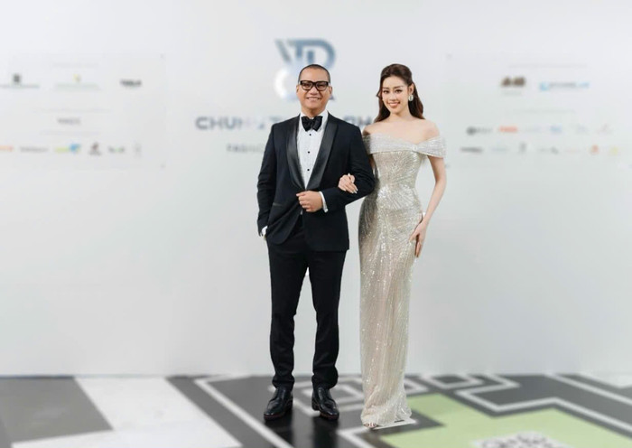 Khánh Vân và bạn trai sánh đôi trong sự kiện.