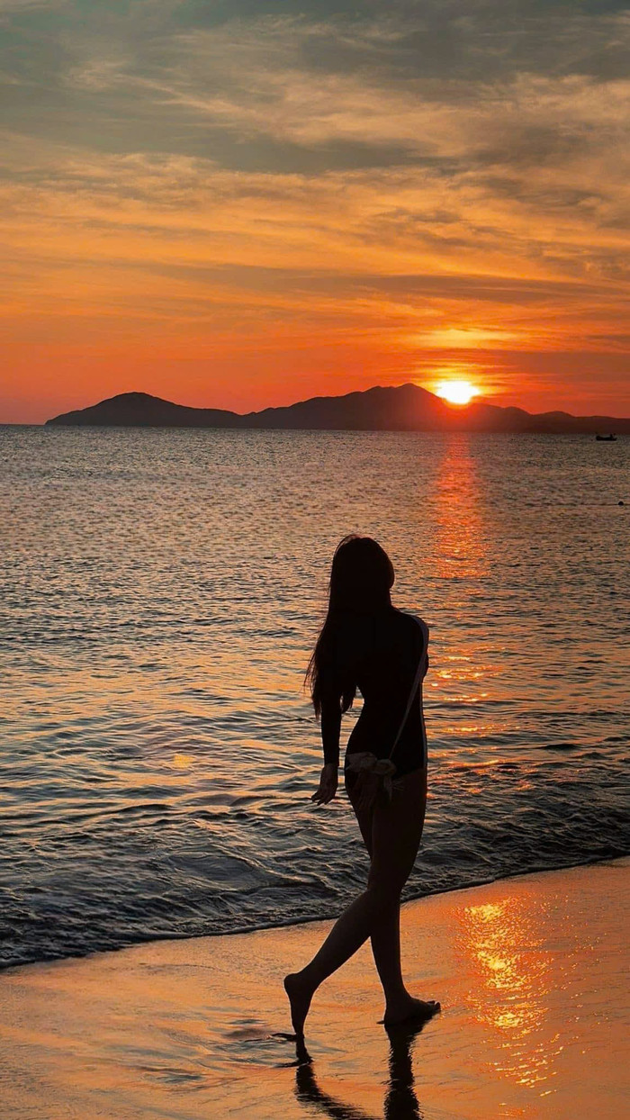 Quỳnh Kool đón bình minh trên bãi biển cực chill.