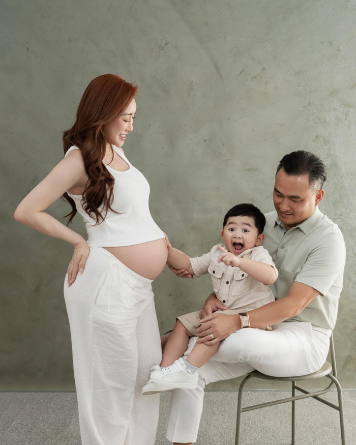 Con trai Chi Bảo thích thú khi có em.