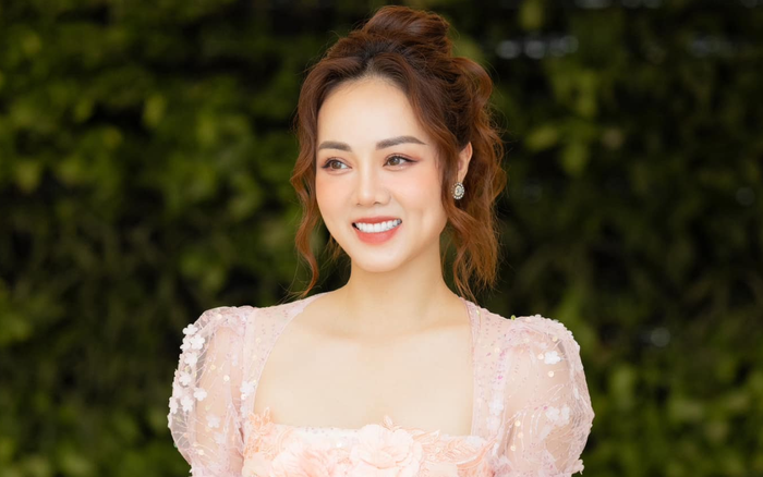 Vợ NSND Công Lý sở hữu nhan sắc ưa nhìn. Ảnh: FBNV