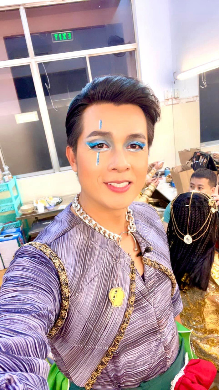 Nam diễn viên thường xuất hiện ở sân khấu kịch. 