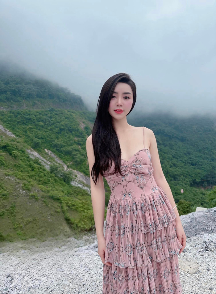 Loạt váy trễ nải được Quỳnh Kool diện thường theo form dáng 2 dây mảnh, mang màu đơn sắc. Thi thoảng, cô cũng diện thiết kế mang hoạ tiết hoa nhí cùng những đường xếp ly, bèo nhún tạo cảm giác mềm mại. Để phù hợp với tinh thần của trang phục, Quỳnh Kool còn kết hợp với lớp trang điểm nhẹ nhàng, thanh toát để tóc uốn gợn sóng.