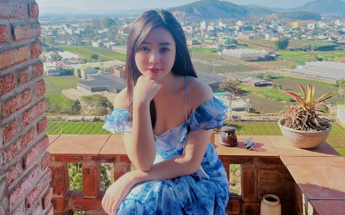 Quỳnh Kool chuộng váy trễ nải để lộ vòng một Ảnh 2