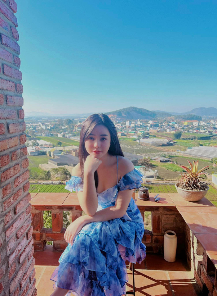 Quỳnh Kool cũng ưa chuộng những mẫu váy trễ nải xếp ly bồng bềnh, pha lẫn giữa hai yếu tố mềm mại và quyến rũ. Thông thường, nữ diễn viên phim Quỳnh búp bê sẽ 'trưng dụng' loạt váy áo này trong những chuyến vui chơi hoặc trong những buổi cà phê gặp gỡ bạn bè.