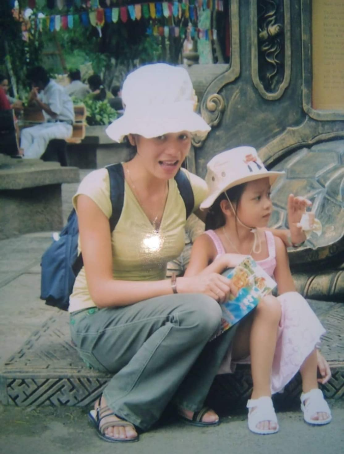 Đồng thời, mẹ của Thanh Thủy cho biết bà luôn dạy dỗ hai con phải ưu tiên việc học hàng đầu. Làm người phải thật thà, ngoan hiền, hướng đến những giá trị tốt đẹp cho xã hội. Người đẹp sinh năm 2002 luôn tự hào về mẹ mình, cô thường đăng tải khoe đấng sinh thành trên trang cá nhân. 