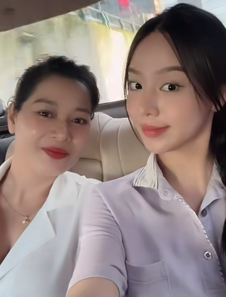 Mới đây, Hoa hậu Thanh Thủy đăng tải video khoe khoảnh khắc thân thiết với mẹ trên xe hơi. Sự chú ý của công chúng lại 'va' vào nhan sắc hài hòa của mẹ nàng hậu. 