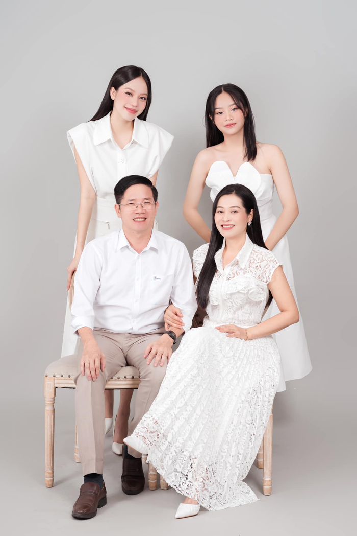 Cả nhà Thanh Thủy đều có ngoại hình nổi bật. Trong khi ba cô toát được vẻ lịch lãm như quý ông thì mẹ người đẹp lại gây ấn tượng với đường nét nữ tính, thanh thoát. 