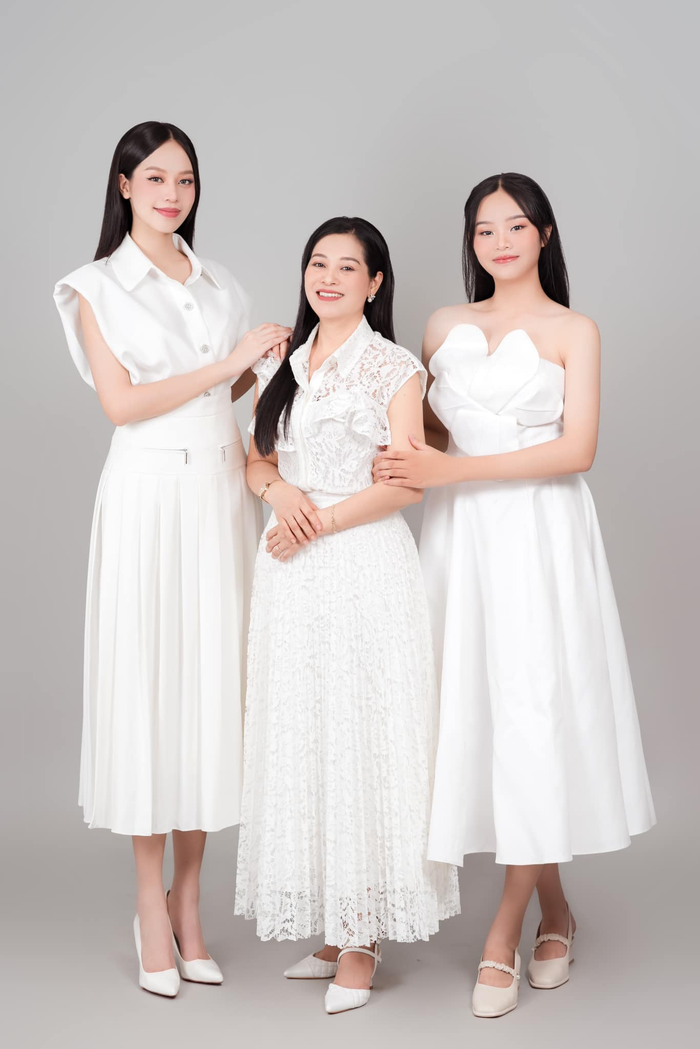 Tại chung kết Hoa hậu Việt Nam 2022, mẹ Thanh Thủy không khỏi ngỡ ngàng khi con gái được xướng tên ở vị trí cao nhất. Bà Thảo cho biết chỉ để con tham gia lấy kinh nghiệm sống nhưng không ngờ con gái lại chiến thắng. 