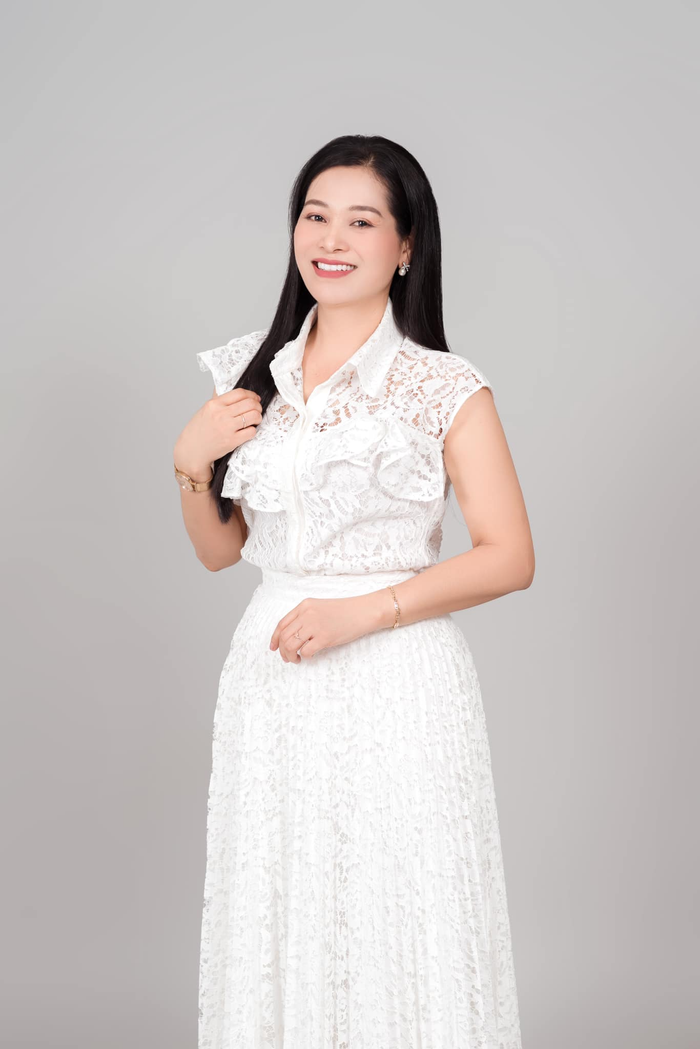 Mẹ của Hoa hậu Thanh Thủy có thân hình đầy đặn, chiều cao trung bình cùng gương mặt thanh tú. Nhiều người cho rằng người đẹp quê Đà Nẵng thừa hưởng gen xinh đẹp từ mẹ. 