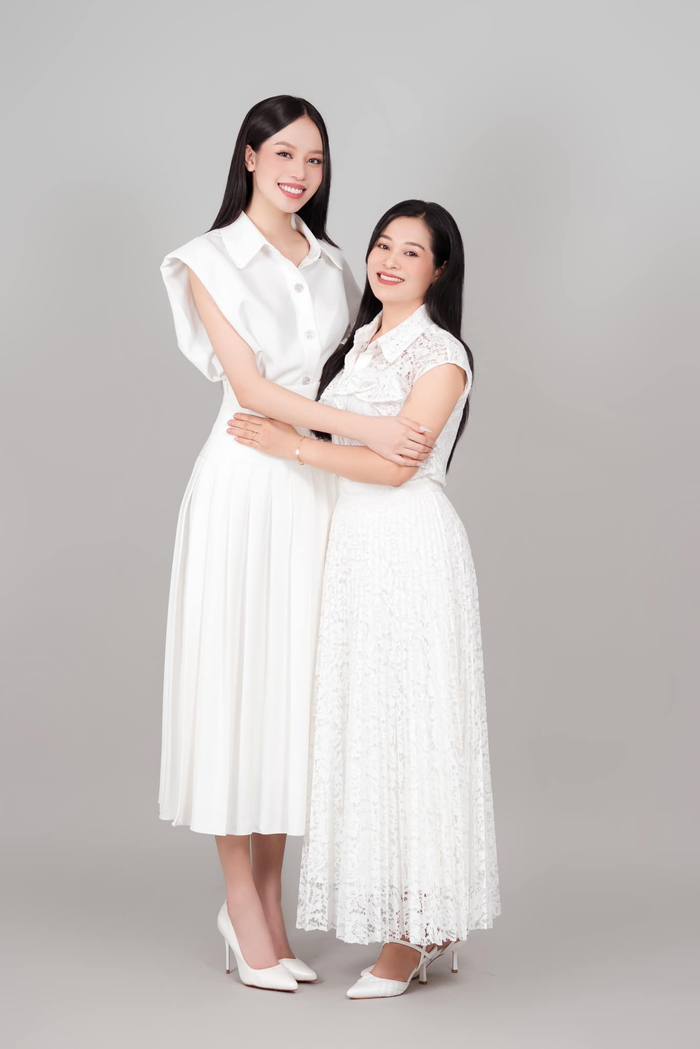 Mẹ Hoa hậu Thanh Thủy tên Trần Thị Thảo, sinh năm 1978. Hiện, bà chỉ làm nội trợ và kinh doanh nhỏ lẻ tại gia. Nếu ở chung kết Hoa hậu Việt Nam 2022, bà Thảo xuất hiện trước ống kính với hình ảnh giản dị, mộc mạc thì trong loạt ảnh gần đây đấng sinh thành của Thanh Thủy lại nhận được nhiều lời khen về mặt nhan sắc. 