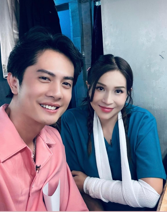 Cặp đôi không ngần ngại chia sẻ những hình ảnh cùng nhau, song lại không hề lên tiếng về thông tin hẹn hò.