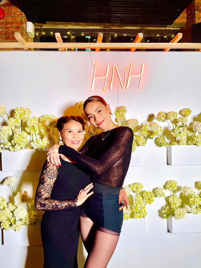 Bà Ngọc Hương luôn là hậu phương vững chắc cho Hồ Ngọc Hà. 