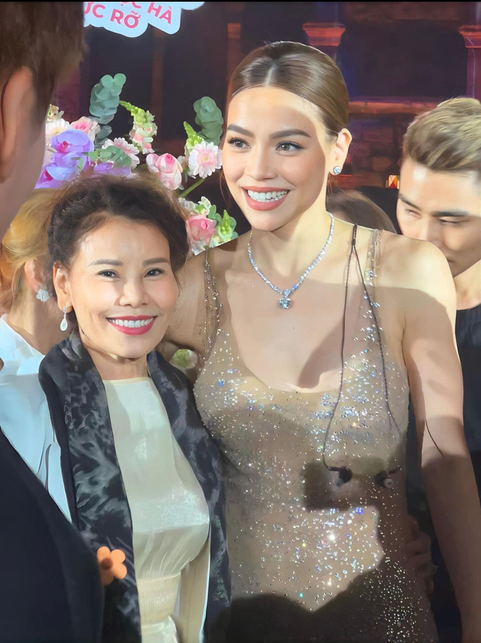 Hồ Ngọc Hà là người giới thiệu mẹ ruột đến với yoga, giờ đây cả hai mẹ con thường xuyên tập luyện bộ môn này.