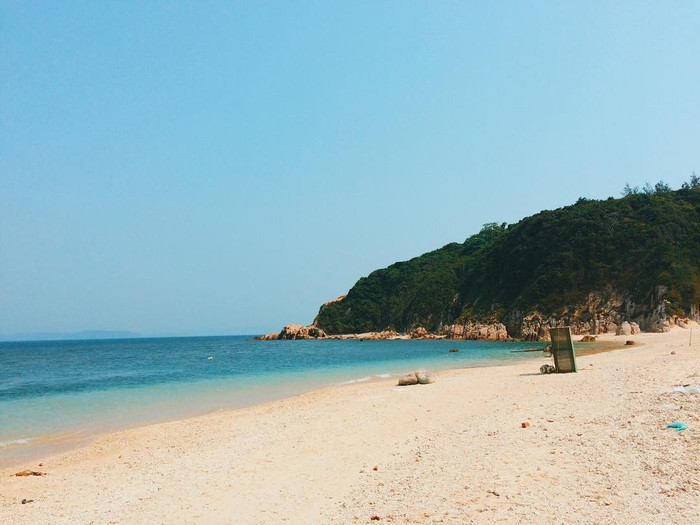 Thời gian tuyệt nhất để khám phá vẻ đẹp của cù lao Mái Nhà là vào khoảng thời gian từ tháng 3 tới tháng 8. Bởi vào khi đó, biển êm, khí hậu mát mẻ thích hợp cho các hoạt động tham quan và tắm biển. Ảnh: Internet