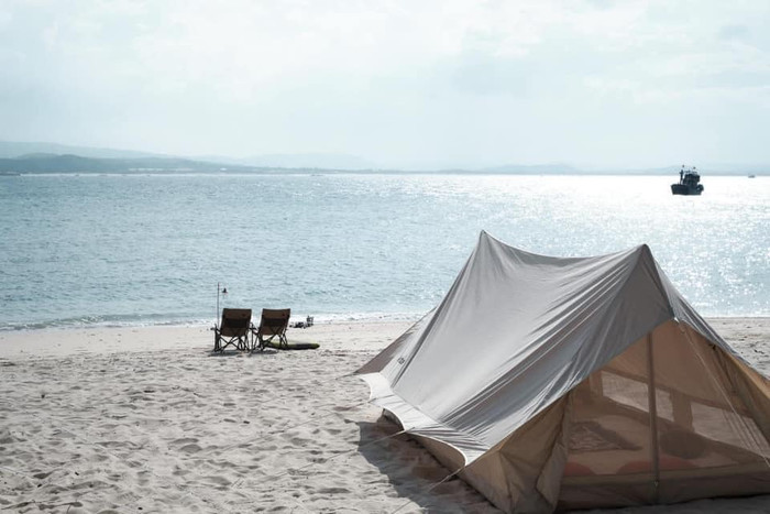 Cắm trại qua đêm bên bờ biển tại Cù lao Mái Nhà sẽ mang đến cho bạn trải nghiệm tuyệt vời khi có thể lắng nghe tiếng sóng vỗ dịu dàng và ngắm nhìn bình minh, hoàng hôn tuyệt đẹp. Ảnh: @kimrin94