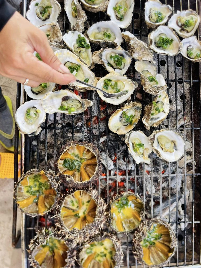 Ngoài ra, khi đến vùng biển Phú Yên, bạn nhất định phải thưởng thức hải sản tươi sống nơi đây. Bạn nên mua từ người dân vừa đánh bắt về và nhờ họ chế biến để có được hải sản chất lượng, giá rẻ. Ảnh: Internet