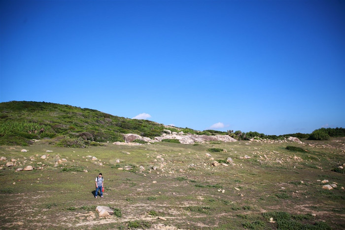 Nếu đam mê trekking, bạn hãy thực hiện hành trình chinh phục đỉnh núi cao nhất tại Cù lao Mái Nhà. Đứng trên đỉnh núi, bạn có thể chiêm ngưỡng toàn cảnh vẻ đẹp thiên nhiên hoang sơ với biển trời kỳ vĩ. Sắc xanh của cây cối và làn gió biển mát lành càng giúp tâm hồn bạn thêm bình yên, rộng mở. Ảnh: Internet