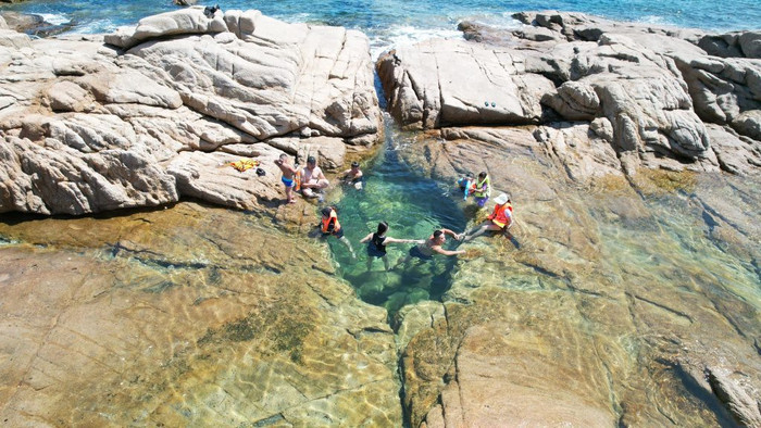 Ở phía tây nam của đảo là những ghềnh đá, bãi biển trong xanh. Tại đây du khách có thể trải nghiệm chèo thuyền kayak, lặn ngắm san hô. Ảnh: Fb Tour đảo Cù Lao Mái Nhà – Phú Yên