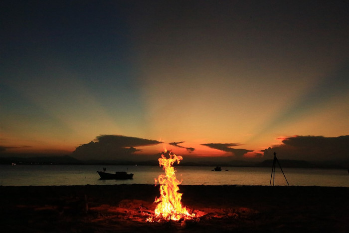 Bạn cũng có thể kết hợp trải nghiệm đốt lửa trại và nướng BBQ bên bờ biển. Tuy nhiên, khá ít hộ dân sinh sống trên đảo và nguồn cung hạn chế nên bạn có thể mua hải sản và thức ăn từ bến tàu An Hải. Ảnh: Internet