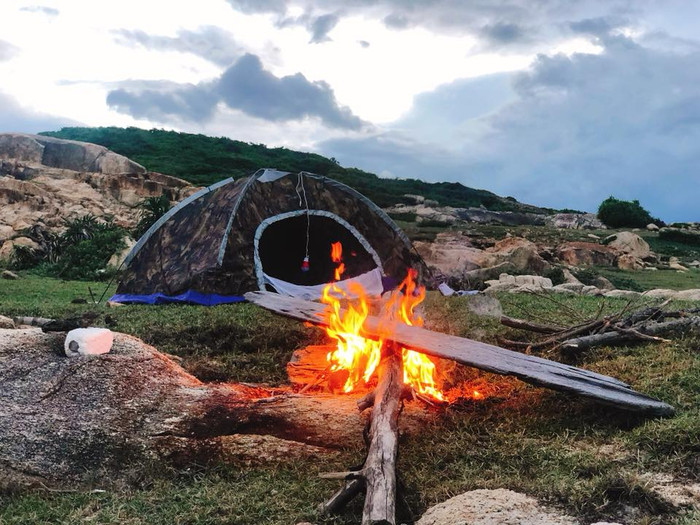 Cù lao Mái Nhà là địa điểm tuyệt vời để bạn trải nghiệm và sở hữu những bức ảnh ấn tượng. Khu vực bãi sau có những hòn đá lớn, vách núi đá và hang động tự nhiên càng giúp bộ ảnh càng thêm độc đáo. Ảnh: Internet