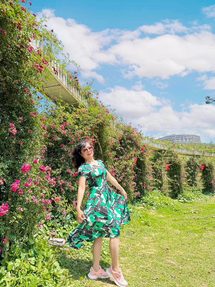 Ở tuổi toan về già, nghệ sĩ Bích Liên vẫn có vẻ ngoài rất tươi trẻ.