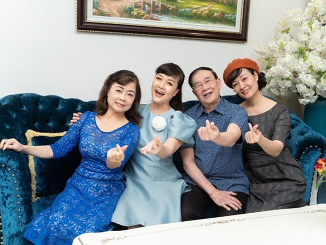 Ông bà ngoại của 'Chải' thường tạo dáng rất trẻ trung, vui nhộn bên các con gái.