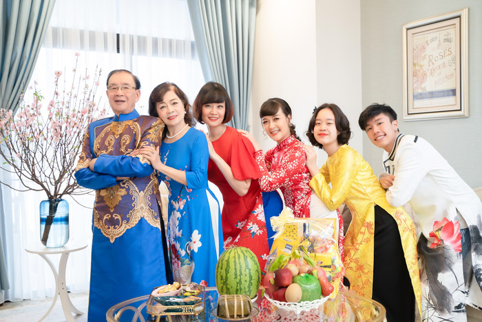 'Chải' Long Vũ bên mẹ và ông bà ngoại.