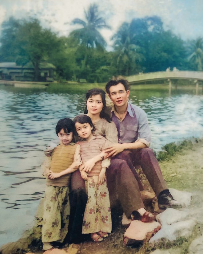 Diện mạo của bố mẹ Vân Dung thời trẻ khiến người hâm mộ trầm trồ.