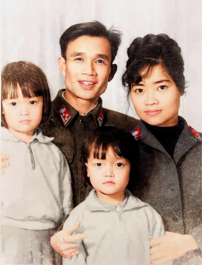 Cả hai người đều toát lên một vẻ đẹp mộc mạc, gần gũi nhưng không kém phần cuốn hút của thế hệ xưa.