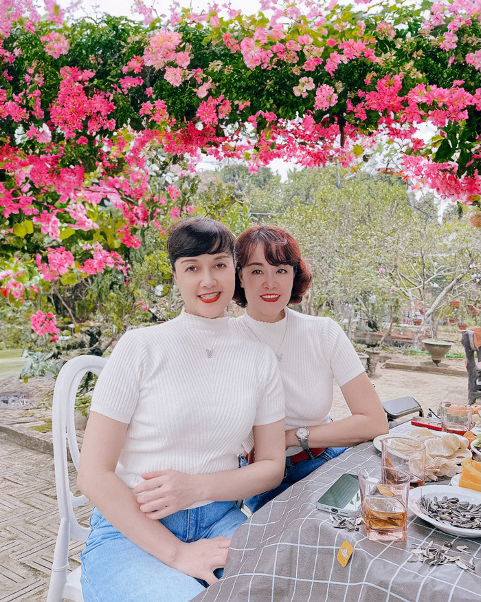 Vân Dung và chị gái.