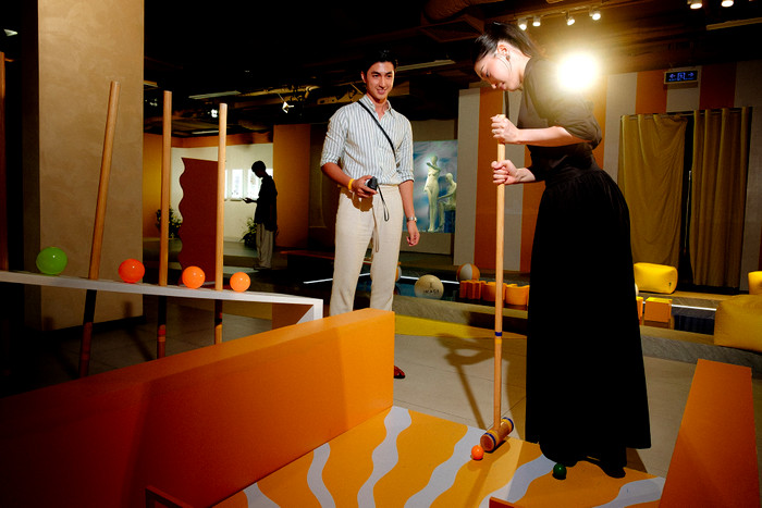 Bình An hộ tống bà xã Phương Nga tham dự một sự kiện làm đẹp mới đay.