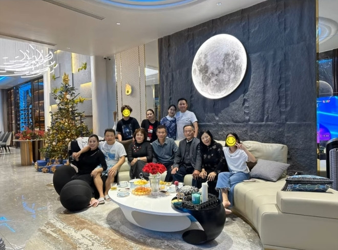 Vợ chồng Shark Bình - Phương Oanh đang sống trong biệt thự xa hoa mang phong cách vũ trụ.