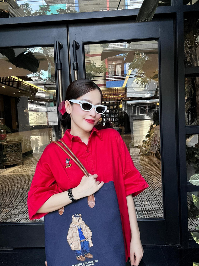 Puka chọn trang phục thoải mái, liên tục dùng phụ kiện, góc chụp để giấu dáng.