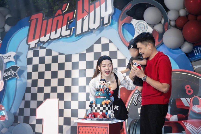Minh Hằng lần đầu khoe rõ mặt chồng trong buổi sinh nhật tròn 1 tuổi của cậu con trai Quốc Huy