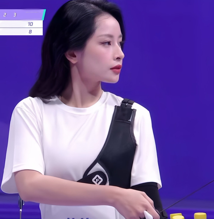 Visual sáng bừng của Chi Pu trên sân cũng 'gây sốt' cộng đồng mạng.