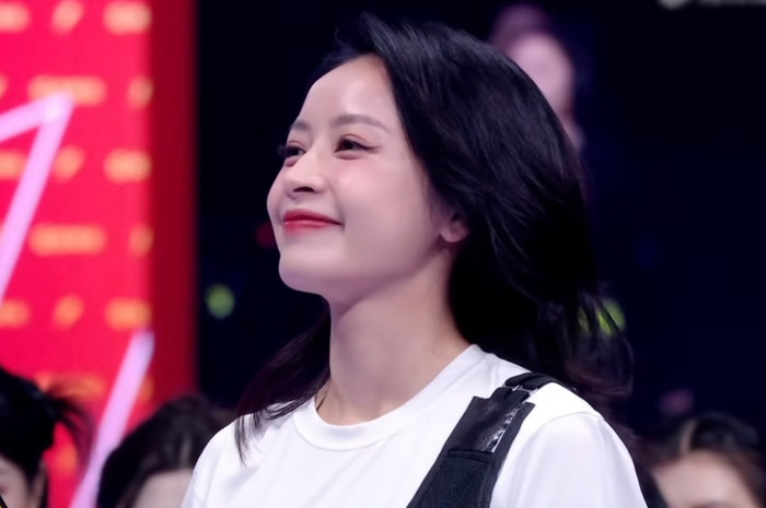 Chi Pu thần thái khi bắn cung Ảnh 1