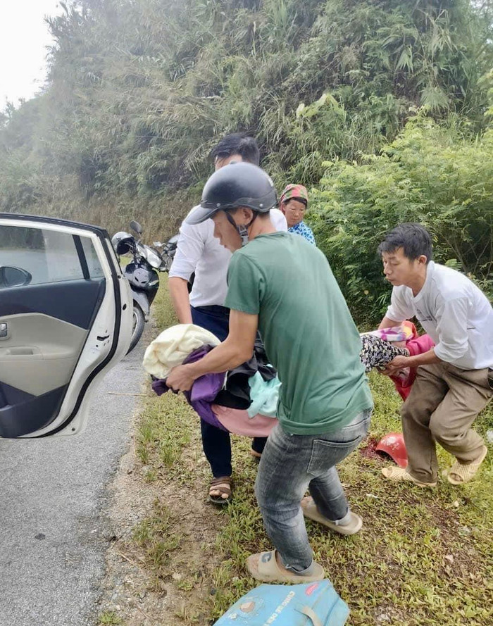 Sau đó, anh tiếp tục tư vấn và hộ tống mẹ con sản phụ đến bệnh viện để được chăm sóc y tế đầy đủ hơn.