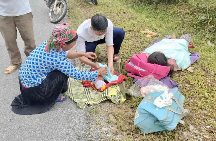 Nhận thấy tình huống nguy cấp, anh Chương nhanh chóng dừng xe, tiến lại gần, và sau khi giới thiệu bản thân, anh quyết định hỗ trợ sản phụ đẻ con ngay tại chỗ.