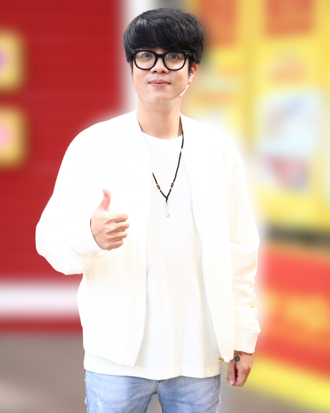 'Hoàng tử kính cận' xuất hiện với vẻ ngoài thư sinh.