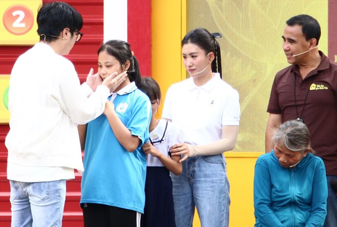 Bùi Anh Tuấn đồng cảm với hoàn cảnh khó khăn.