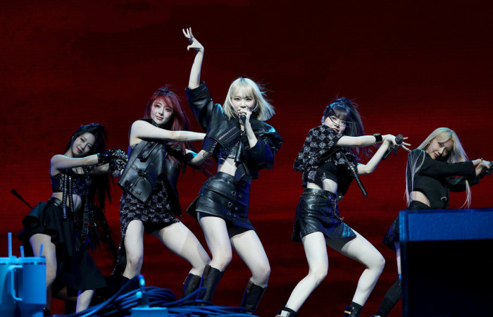 LE SSERAFIM nói gì về sân khấu 'thảm họa' ở Coachella 2024? Ảnh 4