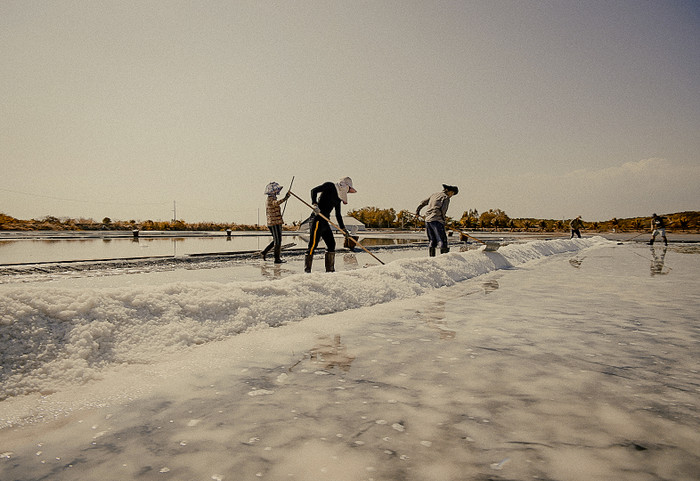 Bối cảnh phim được đặt tại làng muối ở đảo Thiềng Liềng.