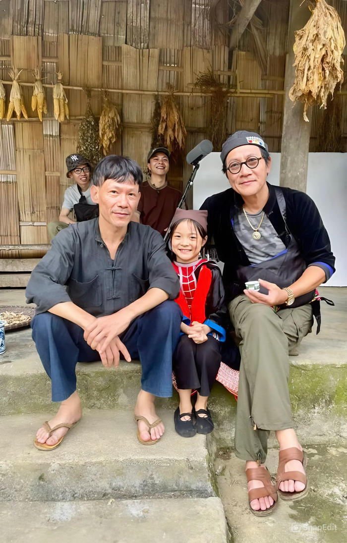 Nghệ sĩ Minh Hải (vai Xuồn), bé Khánh An (vai Ghến) và NSƯT Hoàng Hải (vai Chiểu) ở hậu trường phim Đi giữa trời rực rỡ.