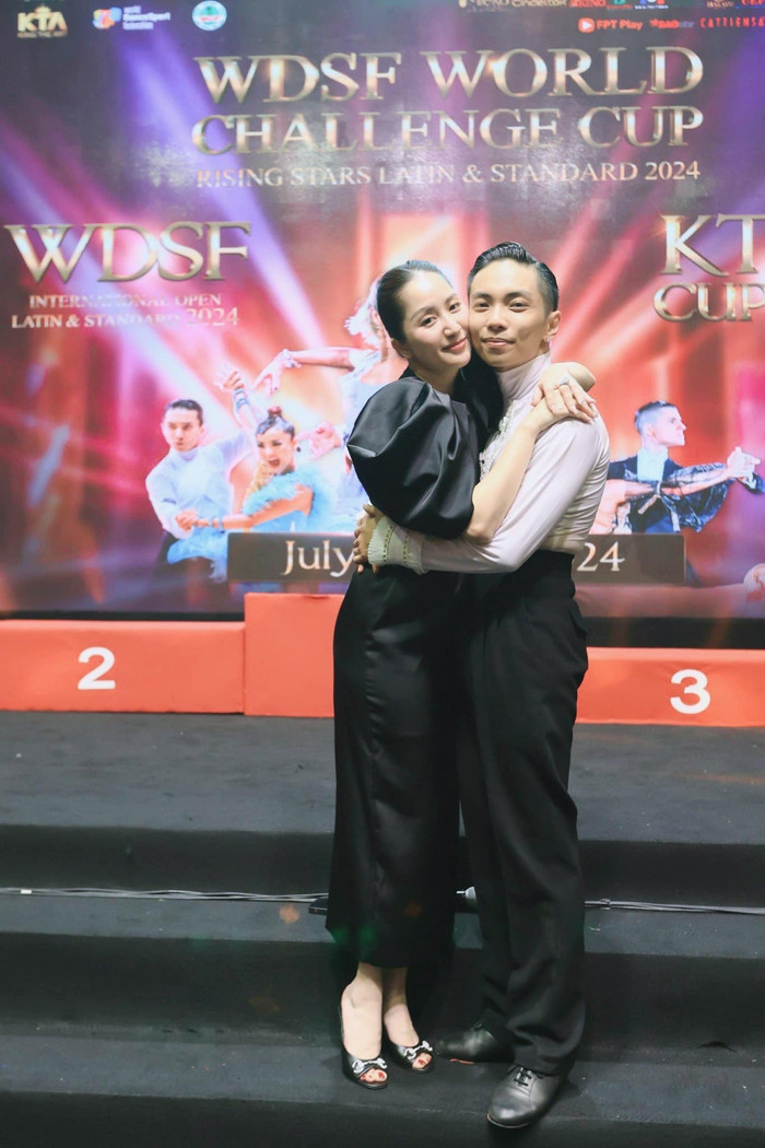 Khánh Thi hạnh phúc ôm chặt Phan Hiển. Ảnh: FBNV