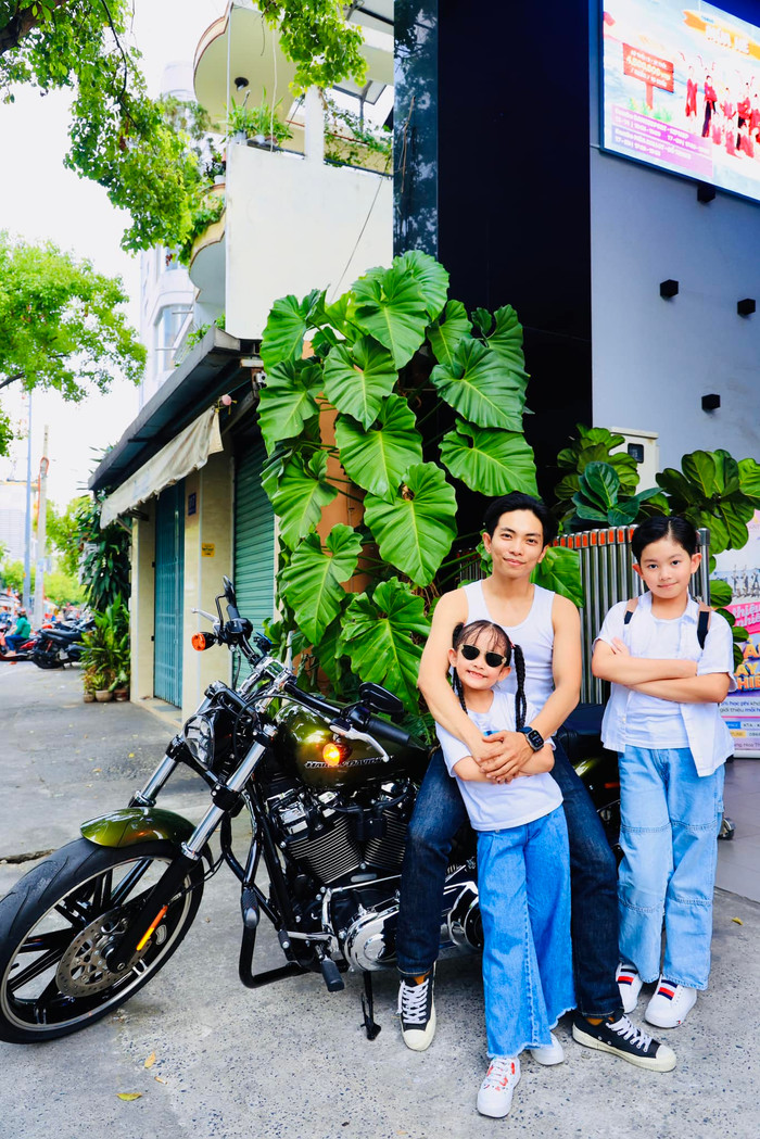 Trong những bức ảnh đời thường, chồng Khánh Thi luôn ăn vận trẻ trung, năng động hơn so với tuổi thật. Ảnh: FBNV