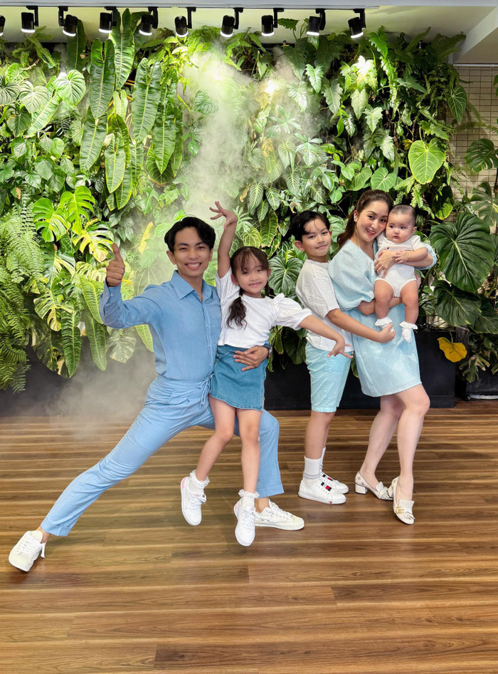 Khánh Thi - Phan Hiển vui vẻ khi chụp ảnh cùng các con. Ảnh: FBNV